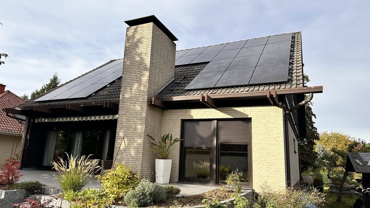 Einfamilienhaus mit Aufdach-Photovoltaikanlage, Ansicht von der Terrasse