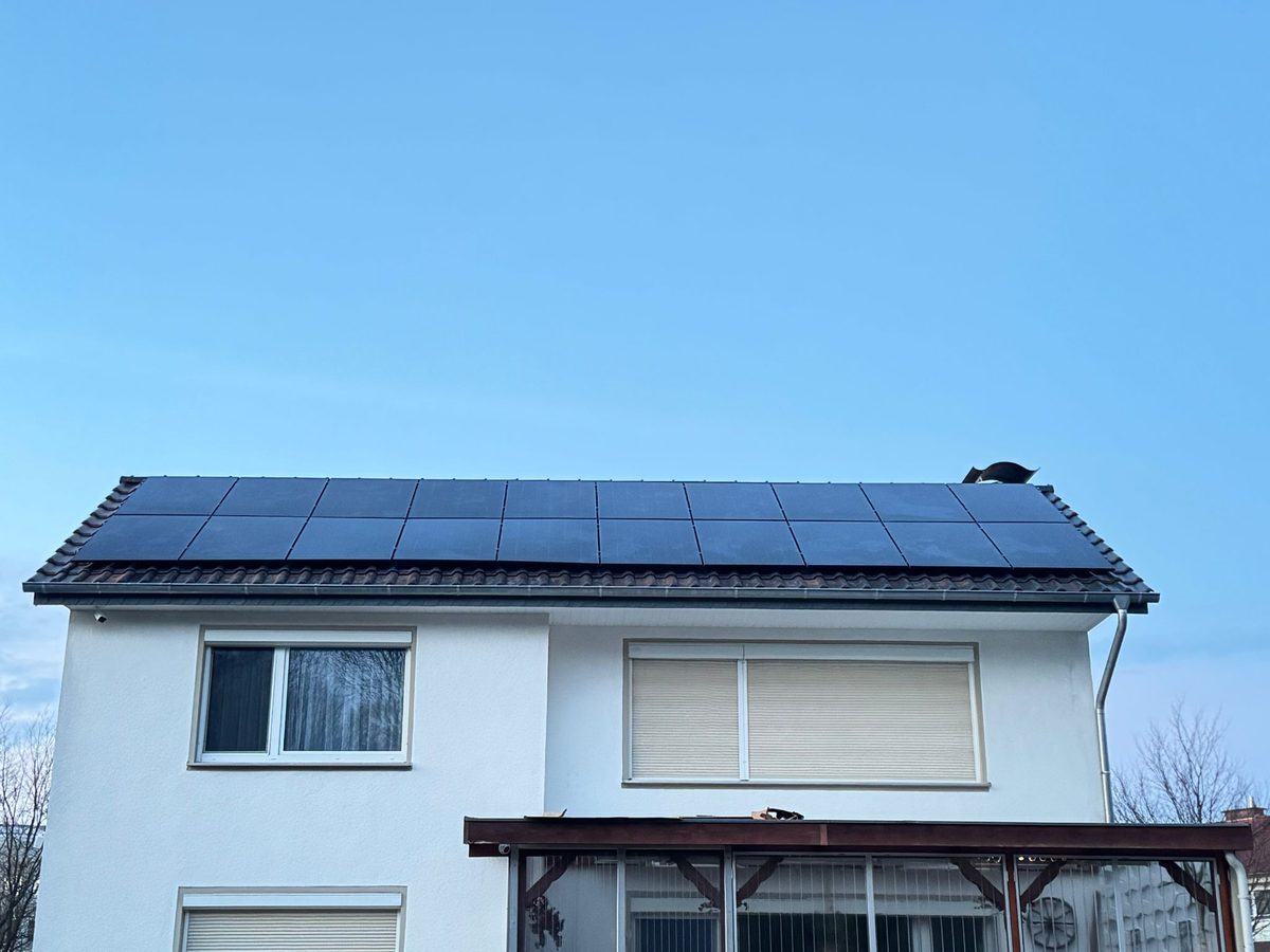 Einfamilienhaus mit vollständig belegtem Photovoltaik-Dach